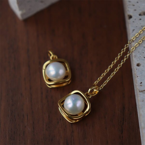 Freshwater Pearl Pendant Necklace